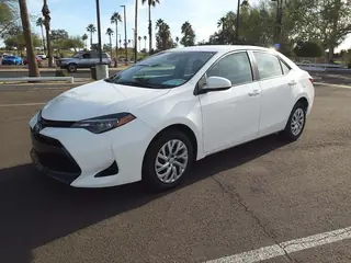 Toyota Corolla 2018 — berline essence