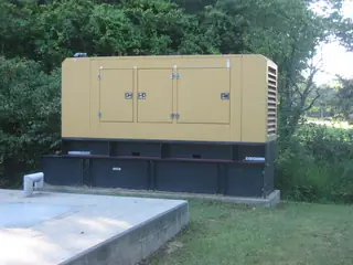 Groupe électrogène 12 kVA insonorisé + onduleur solaire