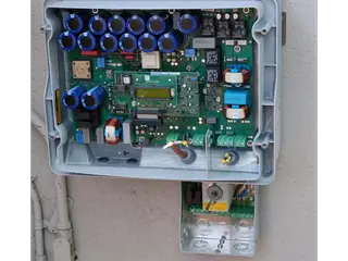 Groupe électrogène 12 kVA insonorisé + onduleur solaire